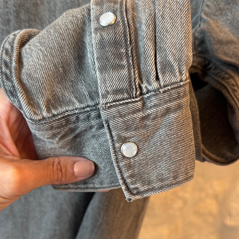 Levi's Women’s  Charcoal Button-Down Shirt - Picture 4 of 4